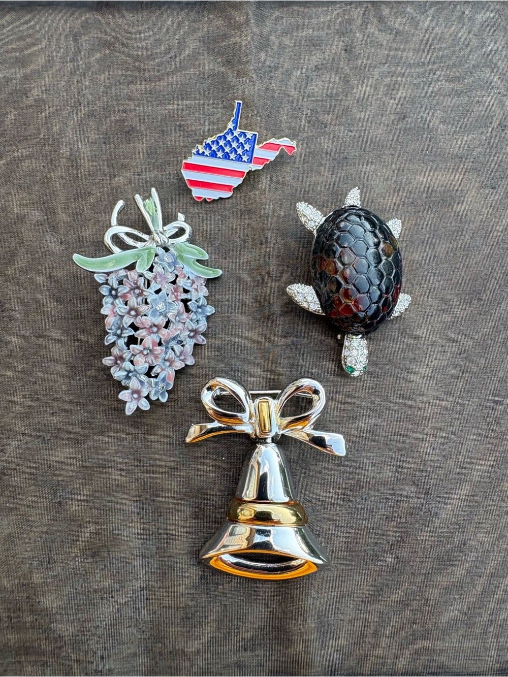 Lot of 4 brooches